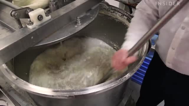 How Domino's Makes Its Pizza